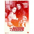 Un homme à genoux